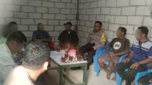 Bhabinkamtibmas Kelurahan Belo, Aipda Yandry Liu, ketika memediasi kasus perkelahian yang terjadi di Kelurahan Belo, Kota Kupang, NTT, Kamis (5/6/2025). (Dok. Polsek Maulafa).