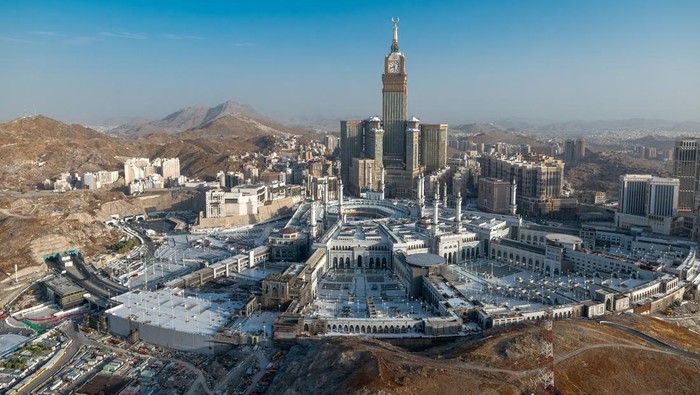 Megah dan Penuh Cahaya, Masjidil Haram Jadi Pusat Dunia General view of the Grand Mosque during the hajj pilgrimage in the holy city of Mecca, Saudi Arabia, June 4, 2025. Saudi Press Agency/Handout via REUTERS THIS IMAGE HAS BEEN SUPPLIED BY A THIRD PARTY.