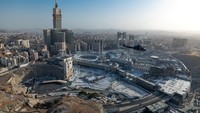 Hamparan putih lantai masjid dan atap-atap berkubah terlihat berpadu dengan kerumunan manusia yang bergerak serempak. Pemandangan itu menjadikan Masjidil Haram tak hanya megah secara fisik, tapi juga spiritual.  