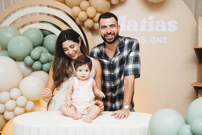 Begini potret kebersamaan keluarga Jordi Amat bersama Melissa juga anak mereka. Foto: Instagram @jordiamat