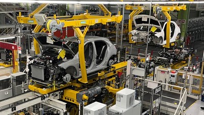 Mengintip Pabrik Mercedes-Benz di Tengah Tekanan Trump ke Uni Eropa