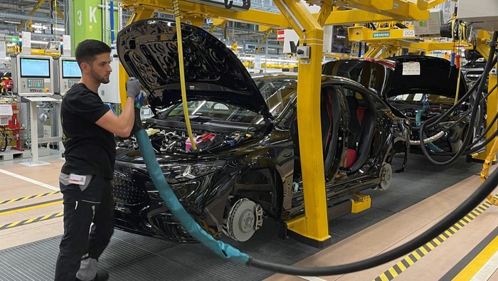 Mengintip Pabrik Mercedes-Benz di Tengah Tekanan Trump ke Uni Eropa An employee of German car manufacturer Mercedes-Benz works on a Mercedes CLA class model at the production line at the factory in Rastatt, Germany, June 4, 2025. REUTERS/Christoph Steitz