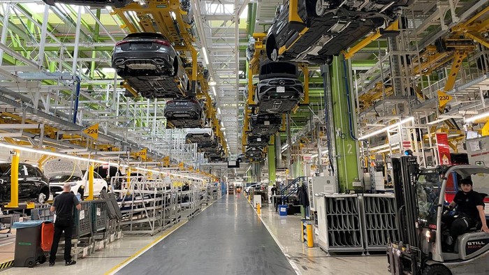 Mengintip Pabrik Mercedes-Benz di Tengah Tekanan Trump ke Uni Eropa An employee of German car manufacturer Mercedes-Benz works on a Mercedes CLA class model at the production line at the factory in Rastatt, Germany, June 4, 2025. REUTERS/Christoph Steitz