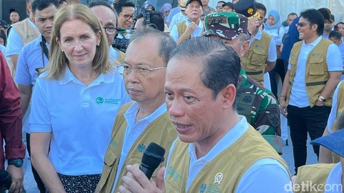 Menteri Lingkungan Hidup Hanif Faisol Nurofiq dan Gubernur Bali Wayan Koster memberikan keterangan pers setelah aksi bersih sampah di Pantai Kuta, Kamis (5/6/2025).