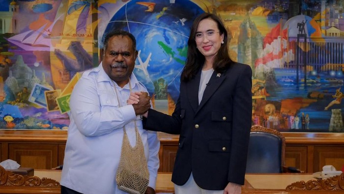 Menteri Pariwisata Widiyanti Putri Wardhana bertemu dengan Gubernur Papua Barat Daya Elisa Kambu di Gedung Sapta Pesona, Jakarta, Rabu (4/6/2025).