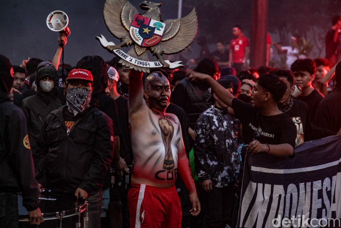 Ultras Timnas Indonesia merapat ke GBK menjelang pertandingan timnas vs China. Mereka meneriakkan chant sebelum memasuki stadion, Kamis (5/6/2025).