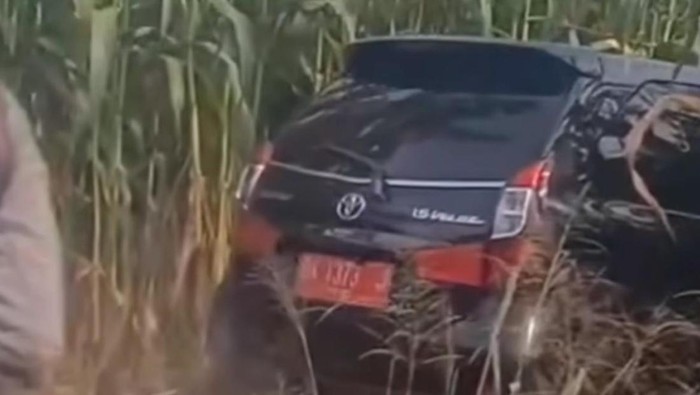 Mobil pelat merah yang menabrak satu keluarga di Simalungun. 3 tewas. (Foto: Istimewa)