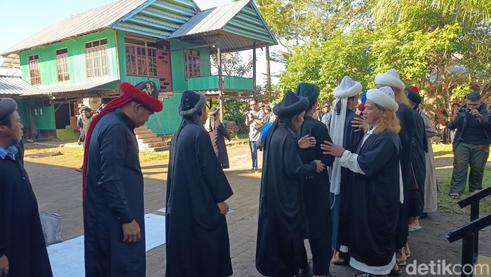 Momen jemaah An-Nadzir Gowa bersalam-salaman usai menggelar Salat Idul Adha pada 5 Juni 2025.