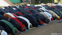Foto: 3. Salat Idul Adha jemaah An-Nadzir turut diamankan aparat gabungan TNI dan Polri di sekitar lokasi. Pelaksaan salat Idul Adha berlangsung lancar.