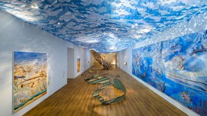 Layaknya sebuah lautan, suasana ruang pamer terasa dengan nuansa warna biru. Bermula dari permukaan yang tenang dan ada simbol Nyi Roro Kidul, artistik Kei Imazu terkesan berlapis dan bergelombang.  Foto: Courtesy of Museum MACAN