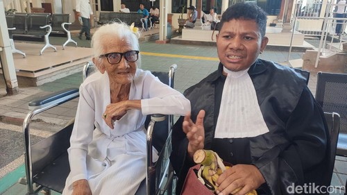 Ni Nyoman Reja (93) dan kuasa hukumnya seusai sidang, Kamis (5/6/2025).