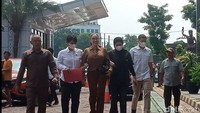 Nikita Mirzani tiba di Kejari Jakarta Selatan hari ini usai menjalani penahanan di Polda Metro Jaya. Foto: Ahsan/detikhot