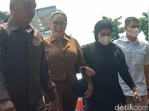Tiba di Kejaksaan, Nikita Mirzani Tebar Senyuman