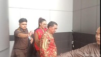 Nikita Mirzani memakai kemeja coklat dan rompi bernomor 61. (Foto: Muhammad Ahsan Nurrijal)