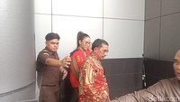 Nikita Mirzani melanjutkan penahanan dari di Rutan Polres Jakarta Selatan menuju ke Rutan Pondok Bambu. Gak ada sepatah kata pun keluar dari mulutnya. (Foto: Muhammad Ahsan Nurrijal)