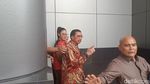 Nikita Mirzani Berompi Nomor 61 Saat Dibawa ke Rutan Pondok Bambu