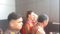 Nikita Mirzani sedang menjalani kasus pemerasan, pengancaman, serta tindak pidana pencucian uang (TPPU) atas laporan dari dokter Reza Gladys. (Foto: Muhammad Ahsan Nurrijal)