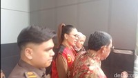 Nikita Mirzani juga begitu kece dengan gaya rambut dikuncir dan kacamata. (Foto: Muhammad Ahsan Nurrijal)