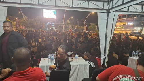 Suasana nobar pertandingan Indonesia versus China di Pospol 2000, Kota Kupang, NTT, Kamis (5/6/2025) malam. (Yufengki Bria/detikBali).