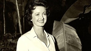 Nah, ini dia Lois Lane OG alias yang pertama banget. Noel Neill mulai menbintangi karakter jurnalis dari Daily Planet itu di serial Superman 1948, bareng Kirk Alyn sebagai Superman. Lalu, dia balik lagi jadi Lois di serial TV Adventures of Superman dari 1953 sampai 1958. Gaya Lois versi Noel itu manis tapi tetap tegas, khas perempuan ’50-an yang udah mulai mandiri. Fun fact: dia juga sempat muncul sebagai cameo di film Superman Returns (2006), jadi semacam penghormatan buat sang legenda. Foto: Getty Images/Silver Screen Collection