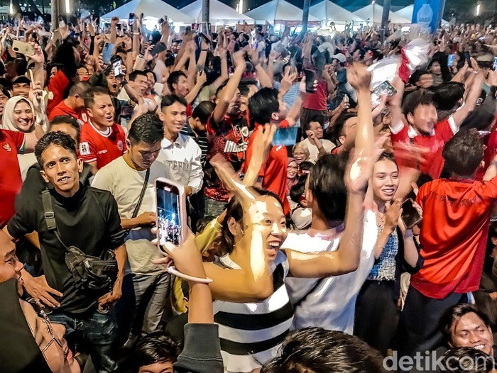 Indonesia ungguli Timnas China 1-0 di babak pertama lewat gol Ole Romeny. Suporter teriak histeris di area nobar GBK, Jakarta, Kamis (5/6/2025).