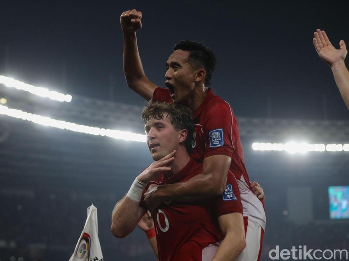 Pemain Indonesia Ole Romeny merayakan gol usai menjebol gawang China di Stadion Utama Gelora Bung Karno, Jakarta, Senayan, Kamis (5/6/2025).