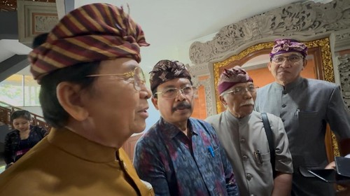 Para kurator PKB ke-47 2025, I Wayan Dibia, I Made Bandem, Komang Sudirga, dan I Gede Nala Antara seusai Rapat Pleno PKB ke-47 di Kantor Gubernur Bali, Kamis (5/6/2025). (Dok. Pemprov Bali)