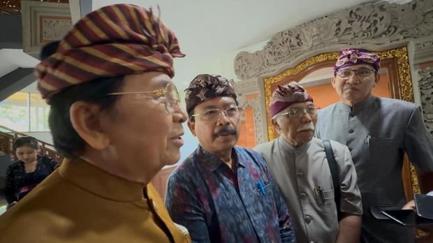 Para kurator PKB ke-47 2025, I Wayan Dibia, I Made Bandem, Komang Sudirga, dan I Gede Nala Antara seusai Rapat Pleno PKB ke-47 di Kantor Gubernur Bali, Kamis (5/6/2025). (Dok. Pemprov Bali)