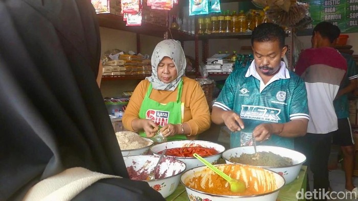 Pedagang bumbu giling Pasar Induk Banjarnegara kelarisan jelang Idul Adha. Foto diambil Kamis (5/6/2025).