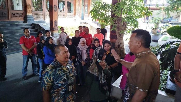 Pegawai Dispendukcapil datangi rumah Dinas Bupati Ponorogo, Sugiri