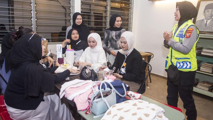 Pelajar Bandung Dilarang Keluyuran Lewat Jam 9 Malam Wakil Wali Kota Bandung Erwin (kedua kiri) didampingi Kapolrestabes Bandung Kombes Pol Budi Sartono (kiri) menyampaikan edukasi dan imbauan kepada warga saat patroli jam malam pelajar di Bandung, Jawa Barat, Rabu (4/6/2025). Pemerintah Kota Bandung mulai memberlakukan aturan jam malam dari Gubernur Jawa Barat tentang pelarangan aktivitas bagi pelajar atau peserta didik di luar rumah mulai pukul 21.00 WIB hingga 04.00 WIB.  ANTARA FOTO/Novrian Arbi/nz