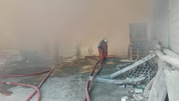 Pemadaman gudang tiner yang terbakar di Kalianak, Kecamatan Asem Rowo Surabaya