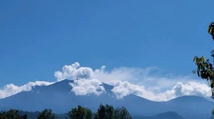 Penampakan Gunung Raung usai erupsi