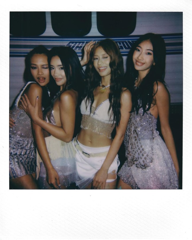 “Bangga bgt punya girl group indonesia lgsg debut international stage. fly high No Na our tropical island girl,” “GA BERENTIII NGERASA BANGGAAAAA,” komentar sejumlah netizen di akun Instagram no na. Foto: Instagram