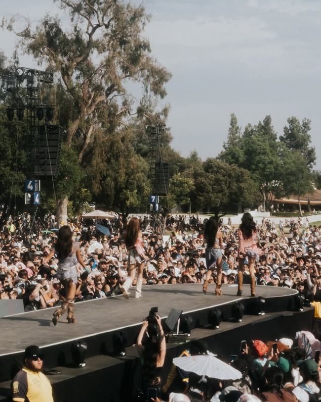 Devano Danendra, yang merupakan kekasih dari salah satu personel no na, Baila Fauri tampak memberikan dukungan manis. Dia memegang poster bertuliskan “Baila is My Bias” di tengah kerumunan penonton. Foto: Instagram