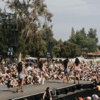 Devano Danendra, yang merupakan kekasih dari salah satu personel no na, Baila Fauri tampak memberikan dukungan manis. Dia memegang poster bertuliskan “Baila is My Bias” di tengah kerumunan penonton. Foto: Instagram