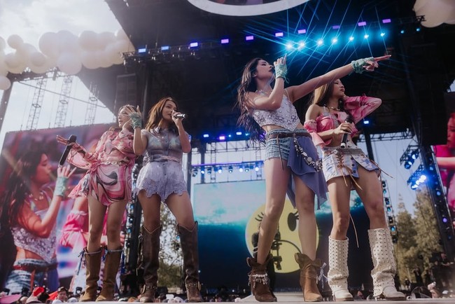 Di hari pertama konser HITC: LA pada Sabtu (31/5/2025), no na memukau penonton dengan aksi panggungnya menyanyikan lagu ‘shoot’, ‘superstitious’, ‘falling in love’, dan satu lagu baru yang belum dirilis sebagai kejutan. Mereka memperkenalkan diri masing-masing dengan menyebutkan “nona” sebelum namanya. Foto: Instagram