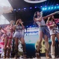 Di hari pertama konser HITC: LA pada Sabtu (31/5/2025), no na memukau penonton dengan aksi panggungnya menyanyikan lagu ‘shoot’, ‘superstitious’, ‘falling in love’, dan satu lagu baru yang belum dirilis sebagai kejutan. Mereka memperkenalkan diri masing-masing dengan menyebutkan “nona” sebelum namanya. Foto: Instagram