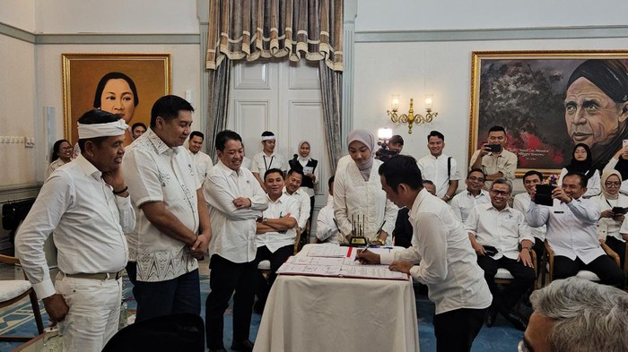 Penandatanganan MoU alokasi rumah subsidi di Jawa Barat, ada Gubernur Jawa Barat Dedi Mulyadi, Menteri PKP Maruarar Sirait, dan lainnya