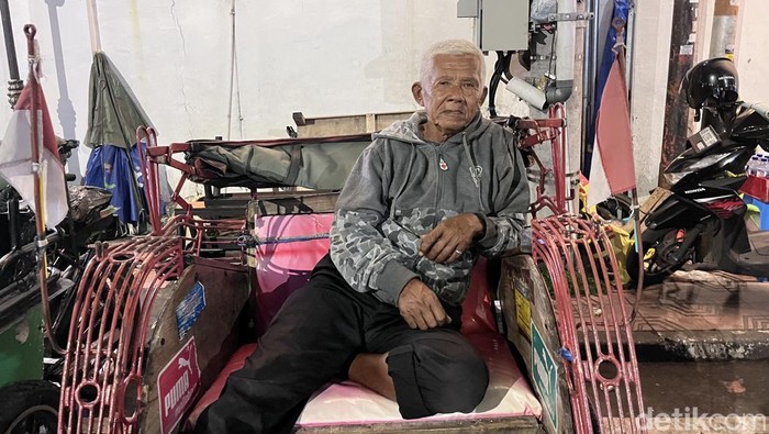 Penarik becak Jogja di kawasan Malioboro dan Stasiun Tugu Jogja, Rabu (4/6/2025).