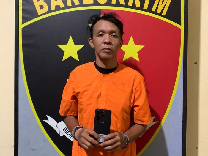Pelaku Adit Ramadan saat diamankan petugas kepolisian.
