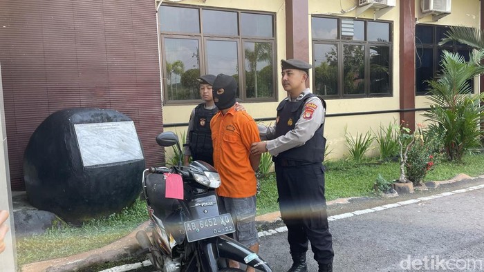 Bakul siomai yang jadi pelaku pencurian motor saat dihadirkan dalam rilis kasus pencurian di Mapolres Kulon Progo, Kamis (5/6/2025).