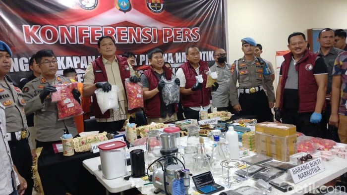 Polisi menunjukkan barang bukti Klandestin Minilab yang digerebek di salah satu apartemen di Batam.