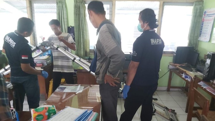 Petugas saat mendatangi lokasi pencurian di salah satu SMPN di Pandak, Bantul, Kamis (5/6/2025).
