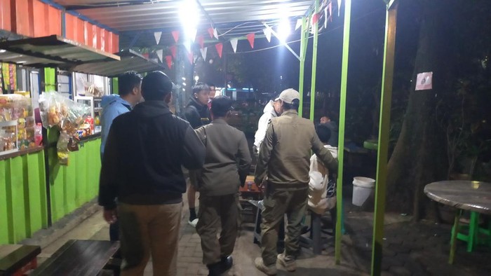 Petugas Satpol PP saat memergoki pelajar keluyuran malam di Cimahi