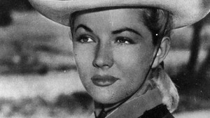 Setelah Noel, Phyllis Coates memerankan Lois Lane di musim pertama Adventures of Superman (1952). Versi Phyllis ini agak lebih galak dan lebih cepat panas, cocok banget buat ngebantah Clark Kent yang suka ngilang tiba-tiba. Sayangnya, dia cuma muncul di satu musim. Foto: Getty Images/Film Favorites