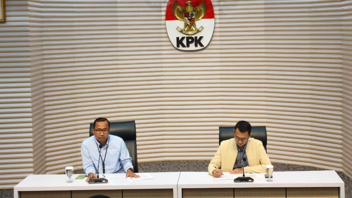 Plh Direktur Penyidikan KPK, Budi Sokmo Wibowo (kiri berbaju biru). (Fadil/detikcom)