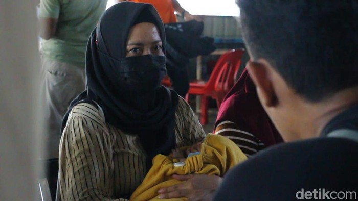 PMI wanita, Jayanti saat tiba di Pelabuhan Parepare usai dideportasi dari Malaysia.