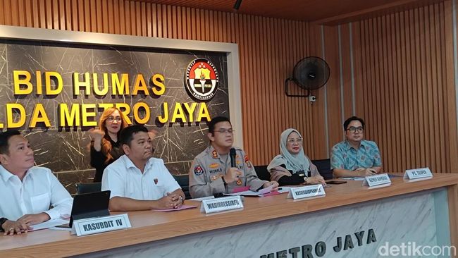 Polda Metro Jaya menangkap 2 tersangka pembobol rekening bermodus kirim APK.