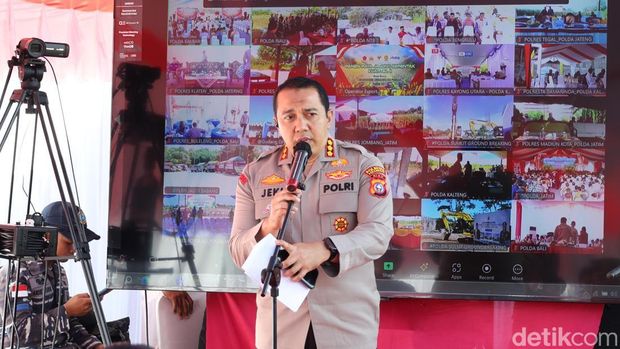 Polda Riau menggelar panen jagung raya.
